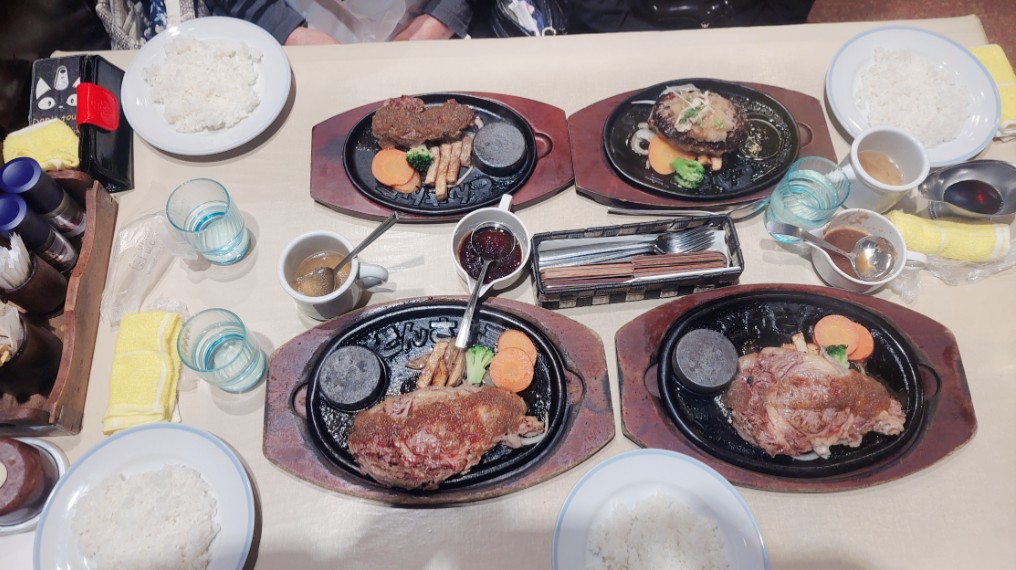 今日は年明け恒例 いつもお世話になっている親戚の肉好き叔母様がたをご馳走しに ステーキハウスに𓌉𓇋 🥩🚙::::::::::::::🚗⸒⸒Ꮚ🛺𝗱𝘂𝗱𝘂ᐝ
めっちゃ美味い 腹パンパン(*´ч`*)