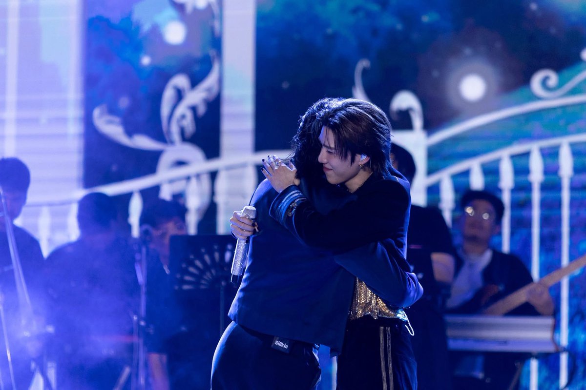 epnewsonline's tweet image. กระหึ่มโลก! เคานต์ดาวน์ เซ็นทรัลเวิลด์ แลนด์มาร์กเดียว ที่รวมศิลปิน T-Pop No.1 มากที่สุด ผู้คนนับแสนจากทั่วโลกต้อนรับปี 2569 สร้างประวัติศาสตร์โมเมนต์ข้ามปีอีกครั้ง

#ZeeNuNew #bbillkin #ppkritt  
#srchafreen #beckysangels
#CTWBKKCountdown2026

🔗 facebook.com/share/p/14T3rP…