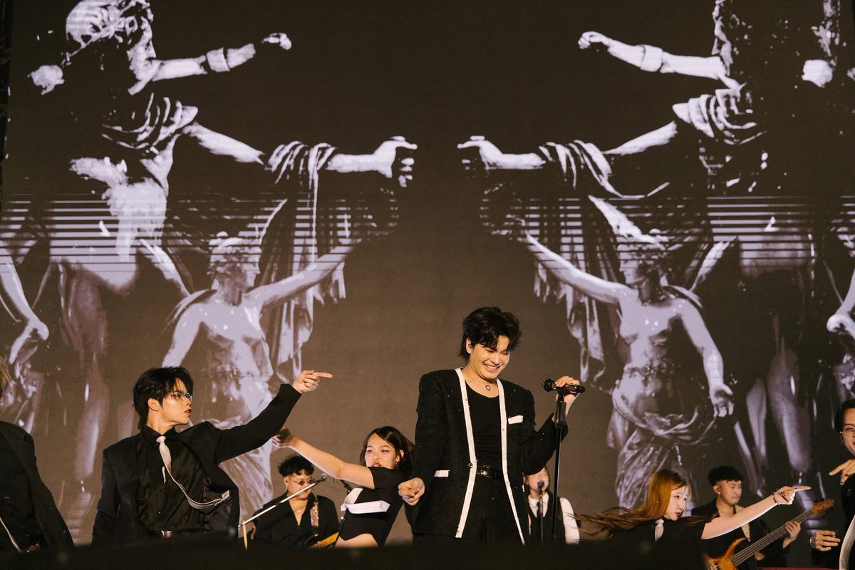 epnewsonline's tweet image. กระหึ่มโลก! เคานต์ดาวน์ เซ็นทรัลเวิลด์ แลนด์มาร์กเดียว ที่รวมศิลปิน T-Pop No.1 มากที่สุด ผู้คนนับแสนจากทั่วโลกต้อนรับปี 2569 สร้างประวัติศาสตร์โมเมนต์ข้ามปีอีกครั้ง

#ZeeNuNew #bbillkin #ppkritt  
#srchafreen #beckysangels
#CTWBKKCountdown2026

🔗 facebook.com/share/p/14T3rP…