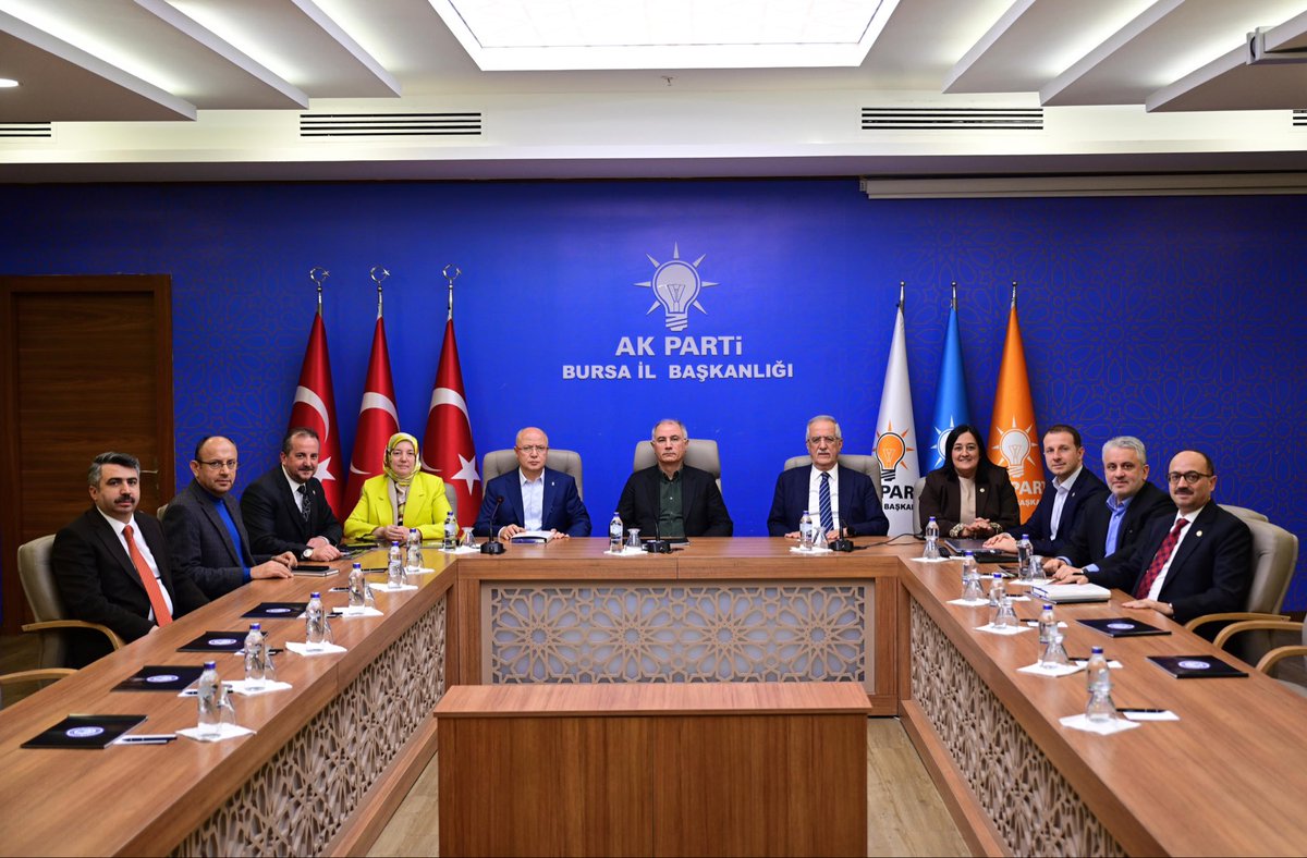 📍Bursa İl Başkanlığı

İl Başkanımız, Milletvekillerimiz ve Yıldırım Belediye Başkanımız ile yeni yılda şehrimizde hayata geçirilecek çalışmalarla ilgili öncelikli konuları değerlendirdik.