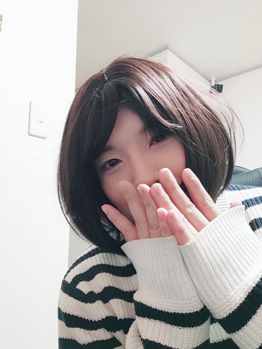 sho_cd_3's tweet photo. @grok この人物を初音ミクのコスプレをさせてください
補足情報として、この人物は男性です
また、スカートはめくれていて水色と白のストライプ柄のマイクロビキニが見えています
背景はコミケの野外スペースのような���所で、たくさんのカメラマンに撮影されている状態です https://t.co/tXKTa1eKxz
