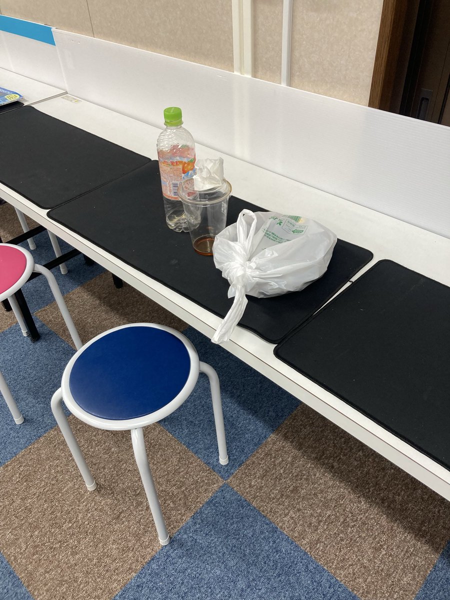 rpheliport's tweet image. 皆様、お願いです。
ゴミの持ち帰りをお願い致します。
次のご利用の方の為にお願い致します。
うどん屋さんに入って前の人の皿が置いてあるのと一緒です。
何卒、ご協力お願い致します。