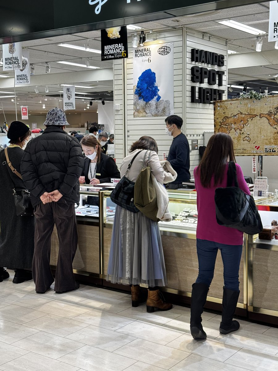 ミネラルロマンス初日
開店から閉店まで息つく間もないほど忙しい一日となりました。
本当にたくさんのお客様にお越しいただき
改めて支えていただいていることを実感しています
心より感謝申し上げます