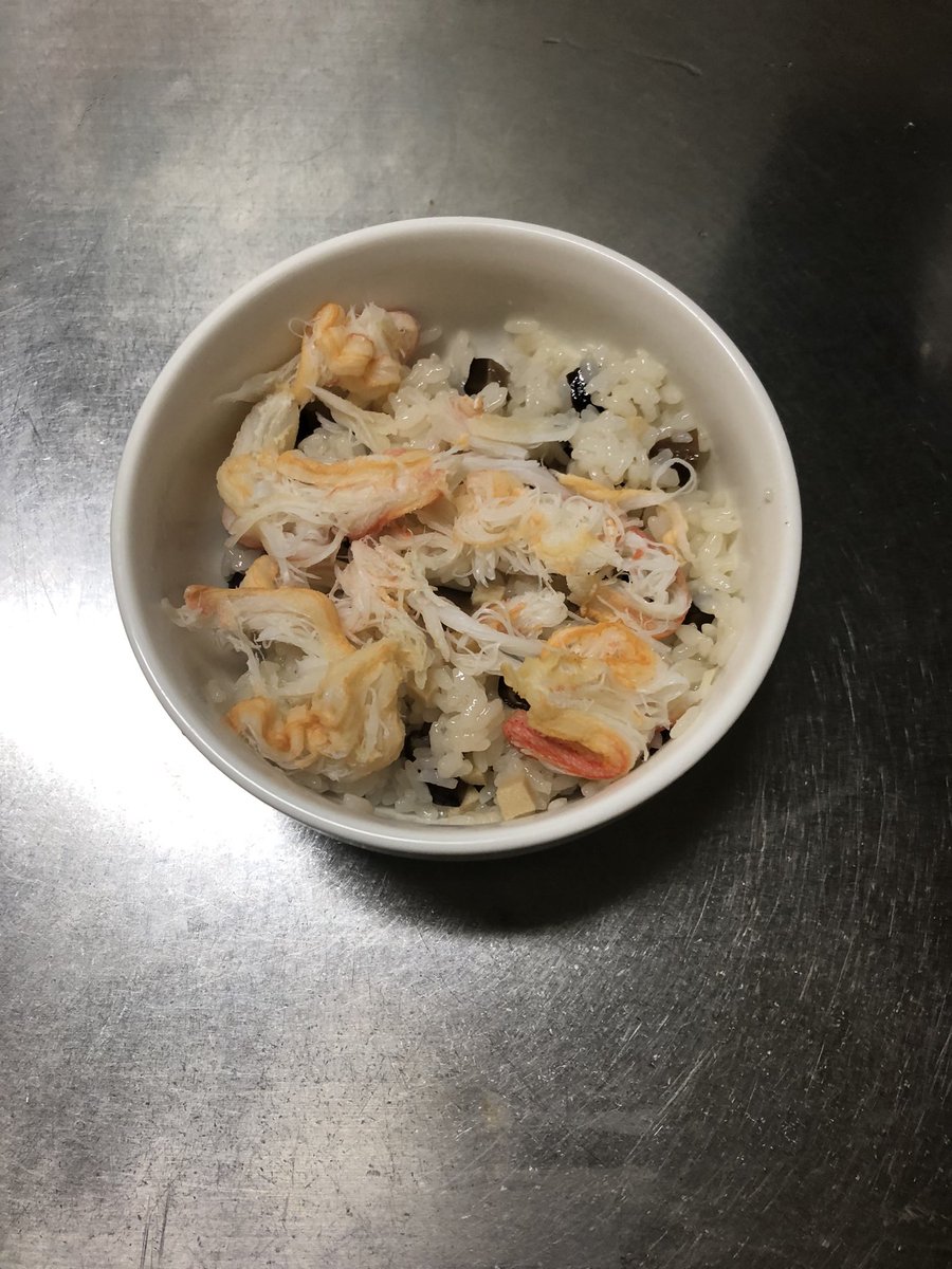 冷凍ごはんを酢飯にしておせちの具材を切って混ぜただけの簡単ちらし寿司ᐠ( ᐛ )ᐟ
しいたけがデカイな(；－ω－)ｳｰﾝ
