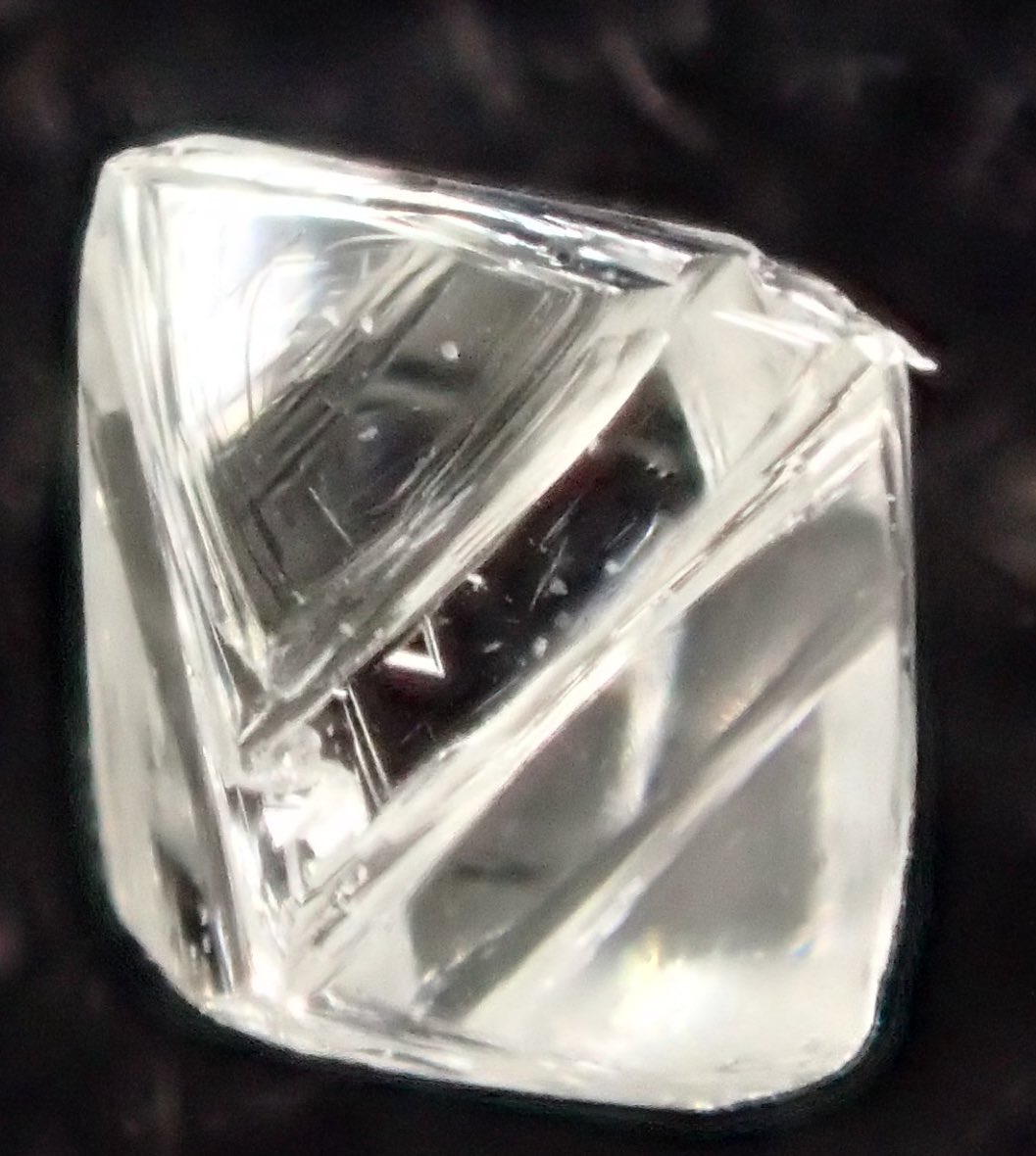 帰宅してソーヤブルダイヤを早速撮影。
こんなのが地中で出来るってんだから自然って不思議ですねぇ。
ミネラルロマンスのジェムエイコー様にて。

朝イチで私以外にも数人コレ目当てで来てたし、明日以降残ってるかねぇ…

綺麗なトライゴンも有って満足。