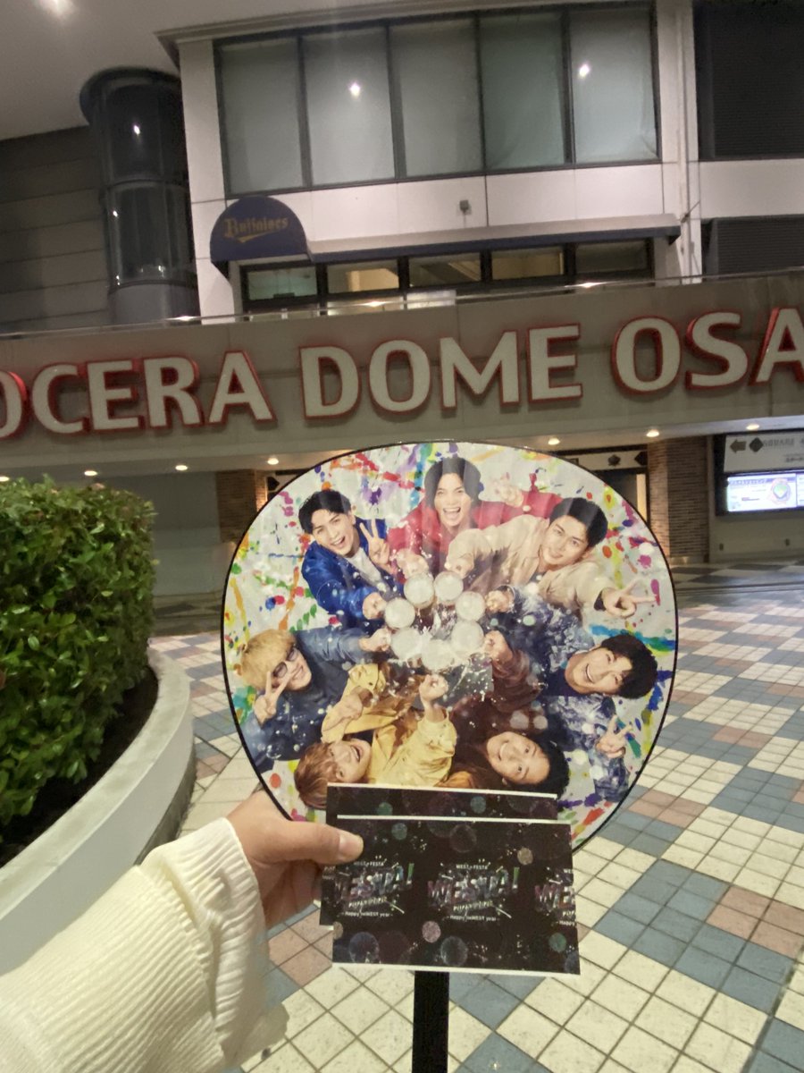 JunJunDarling31's tweet photo. WESTA12月31日夜 1月1日行ってきました!!
無事31日の夜も入れて嬉しかったです🥰
3年振りに年越し出来て、最近はJUMPと
やけどしかも今回はWEST.🌈と
年越し出来てめちゃ楽しかったです🫶😭🤭
無事3人からファンサ貰って幸せでした💛❤️🩷
のぼりと写真撮りたかった😭😭
  #WEST.  #WESTA https://t.co/1aUDyxOpPU
