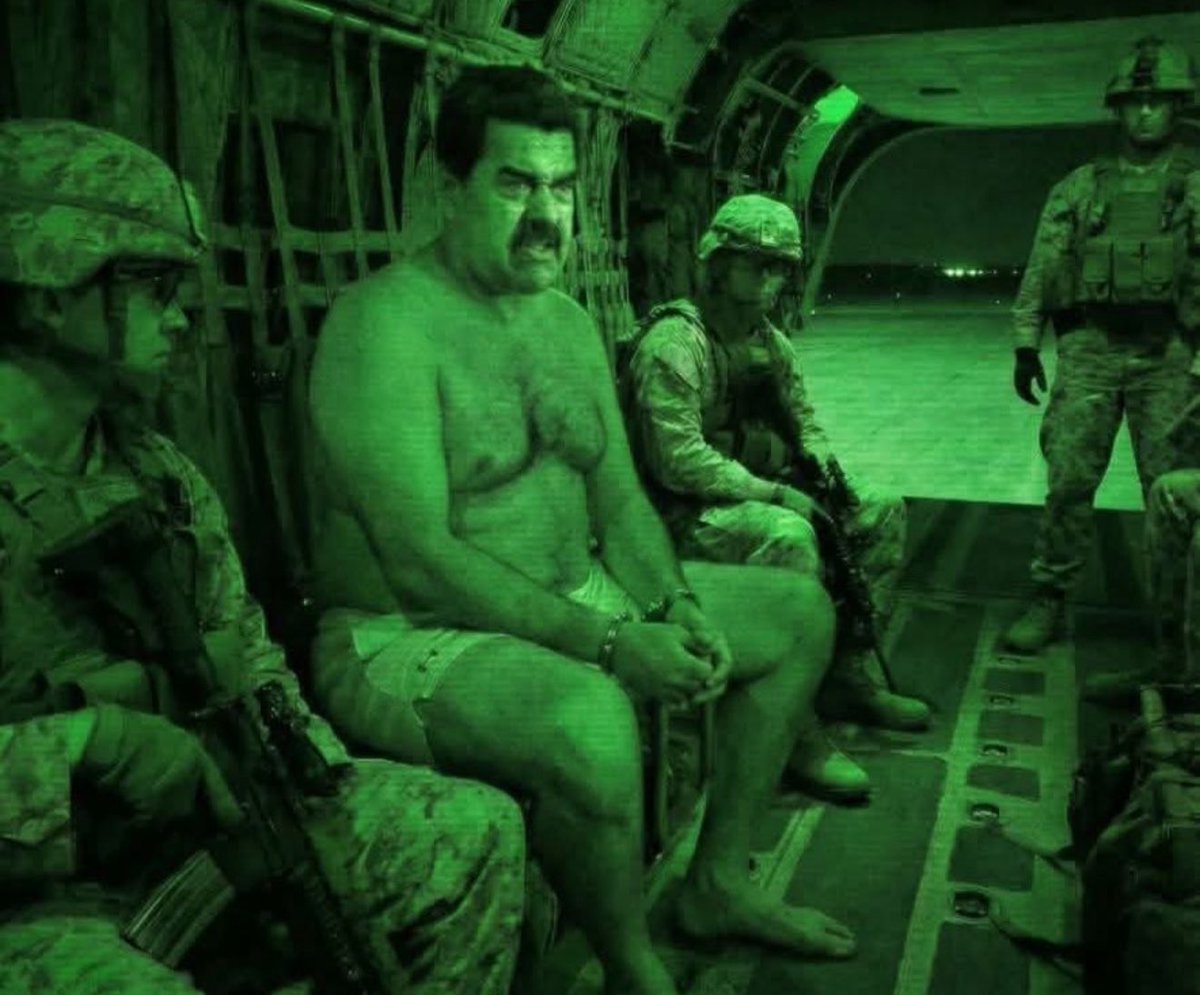 كان يا ما كان 
رئيس جمهورية 
أتحدى #ترامب 
فقام الأخير بأعتقاله هو وزوجته وترحيلهم .. 
قصة قصيرة