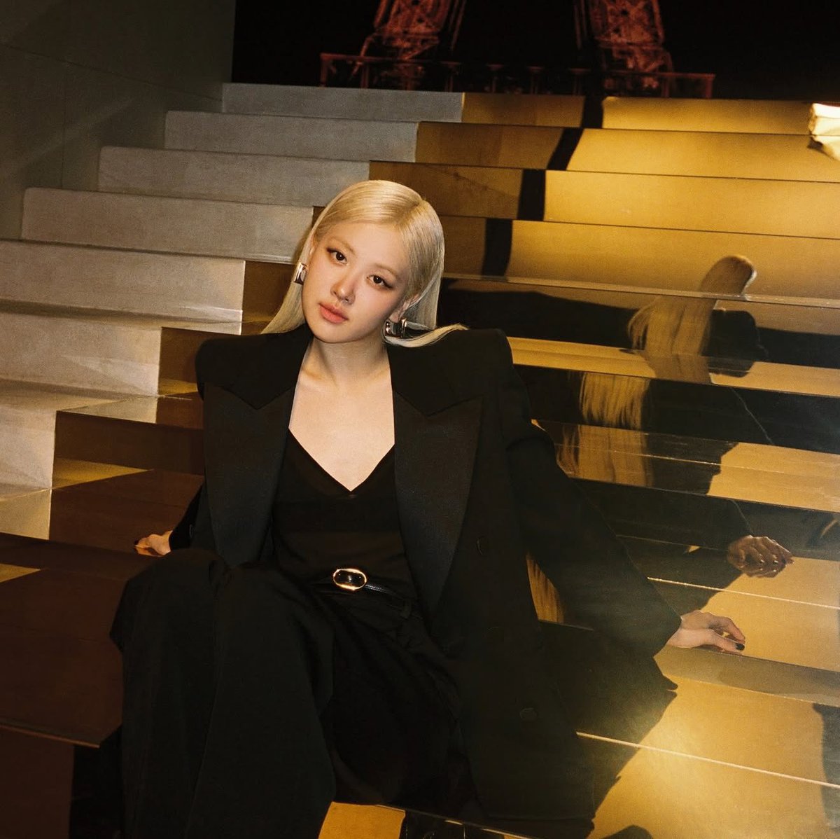 TheePopCore's tweet photo. ROSÉ serves bold elegance and refined sophistication, exuding a high-class aura in new photos for YSL Beauty. https://t.co/5HezCauiP5