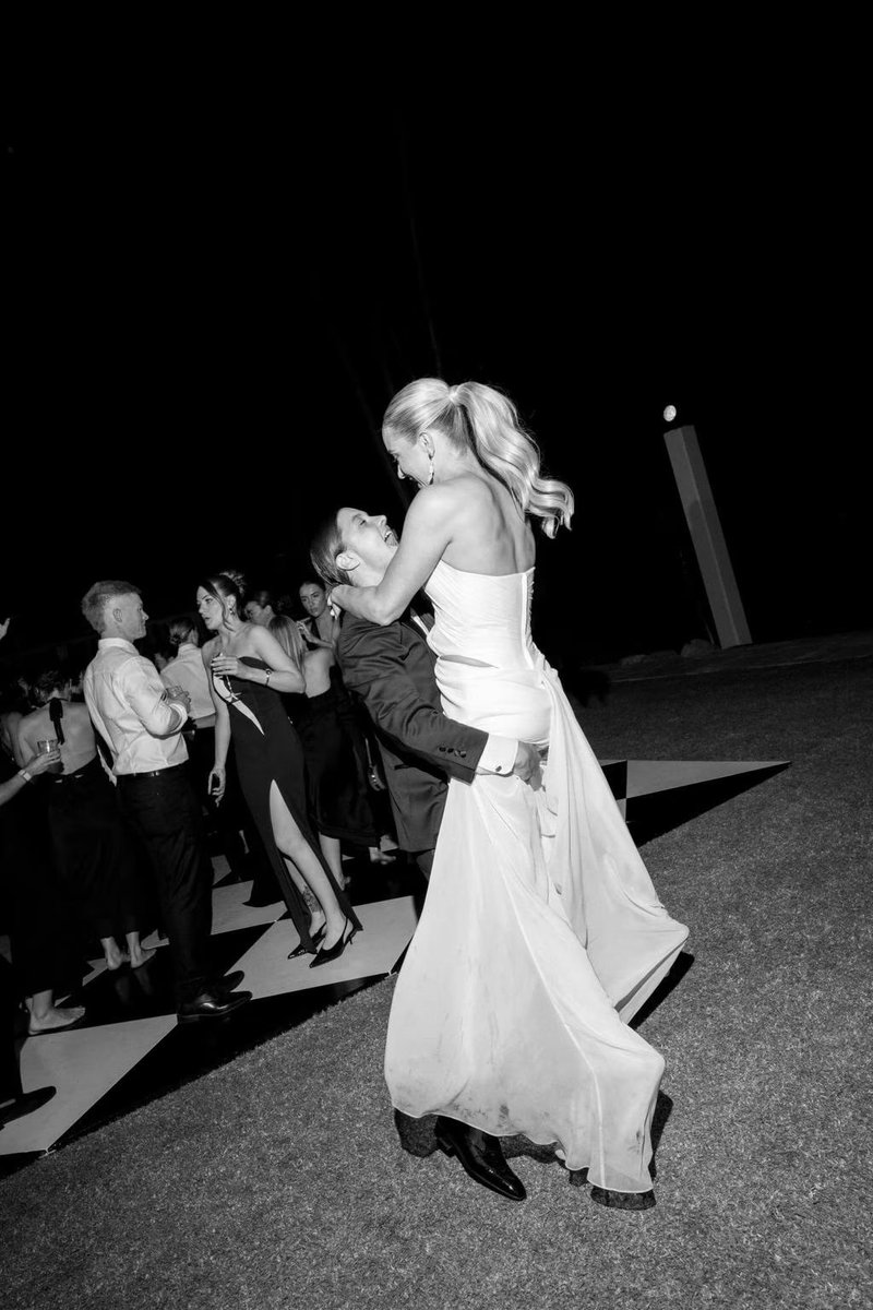 jlb26_'s tweet image. literally THEEEE woso wedding of all weddings, look at the royal couple 🖤🤍