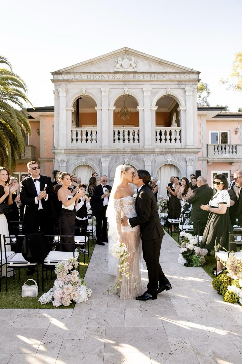 jlb26_'s tweet image. literally THEEEE woso wedding of all weddings, look at the royal couple 🖤🤍