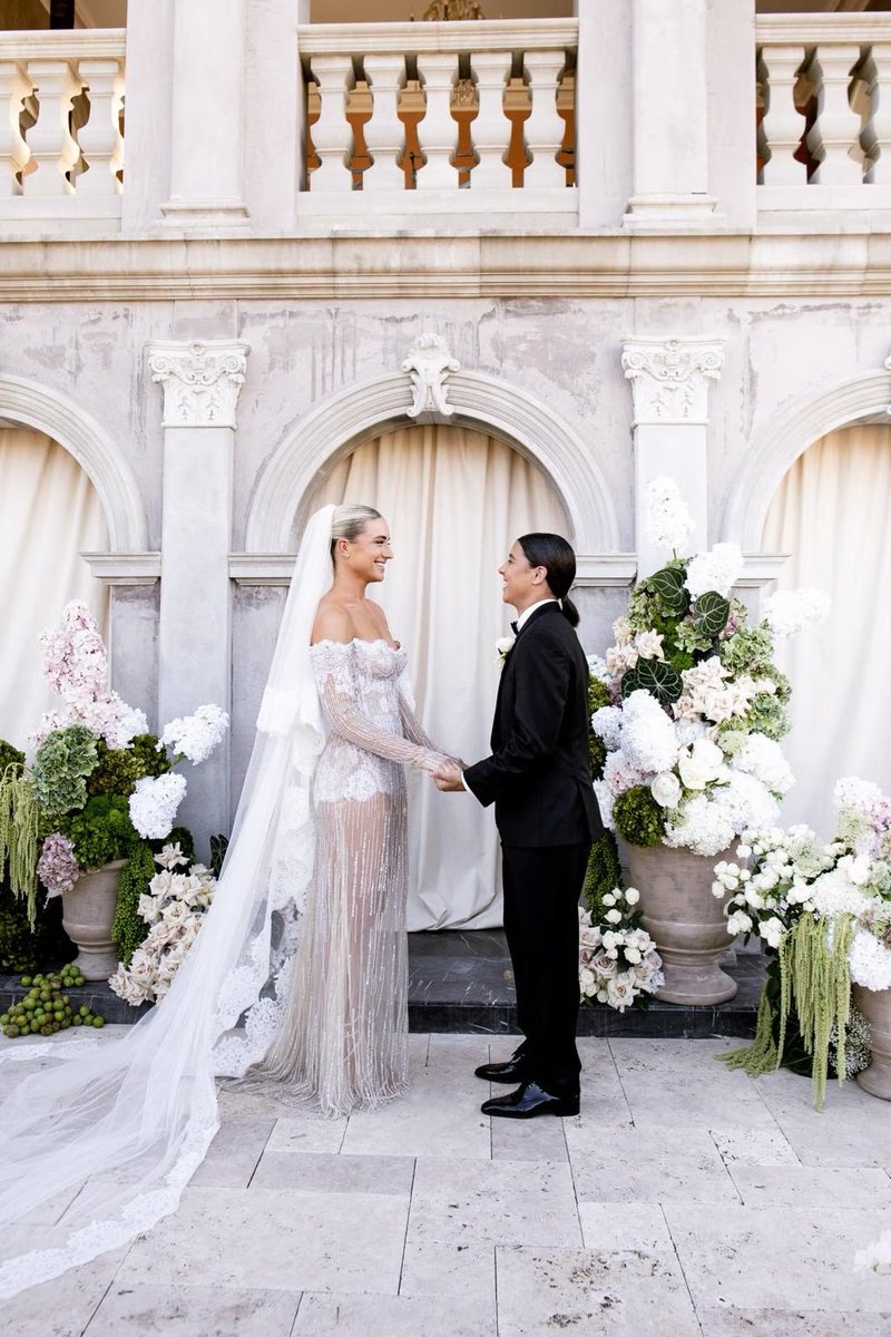 jlb26_'s tweet image. literally THEEEE woso wedding of all weddings, look at the royal couple 🖤🤍