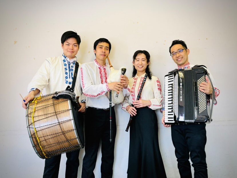 ▼ Bulgarian folk band PISMO
2025年バンド結成。結婚式や週末のパーティで演奏するブルガリアの民謡楽団の演奏スタイルを取り入れ、レパートリーは民謡からダンス曲まで幅広い。自主企画ライブやブルガリア大使館イベント等出演。