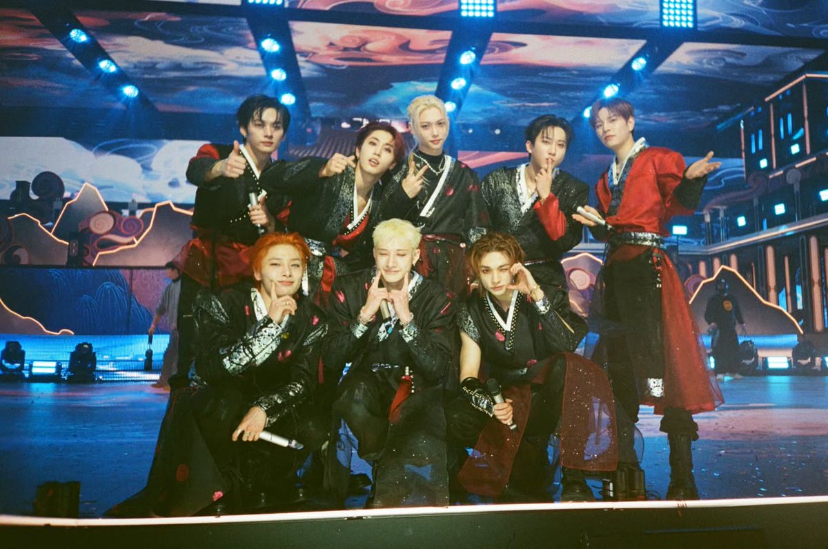 MlNHORIZON's tweet image. i live for mucore fd taking film pics of skz 🥹🫶