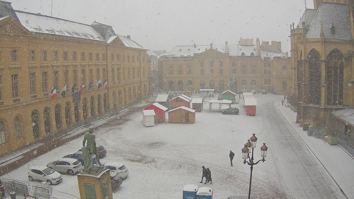 Meteovilles's tweet image. Midi &amp;gt;&amp;gt;&amp;gt; La #neige est de retour à #Metz - meteo-metz.com