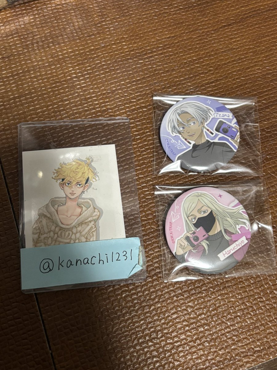 東京リベンジャーズ カメラさんぽ 缶バッジ 譲 三途、イザナ 求 400円