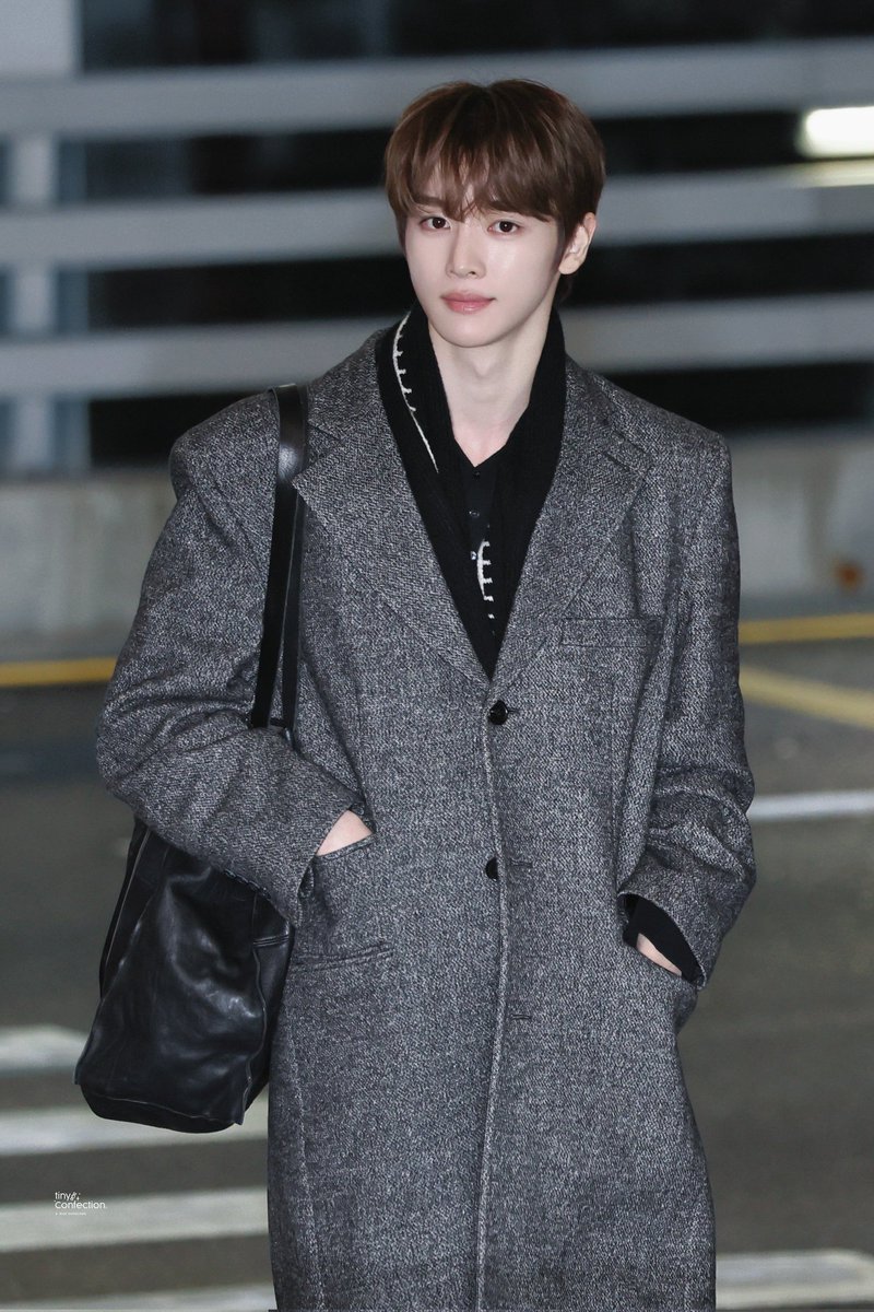 아 주머니에 손 짝짝이로 넣은 거 바부같고 귀여움ㅜ.ㅠ 학생 거기 아니야