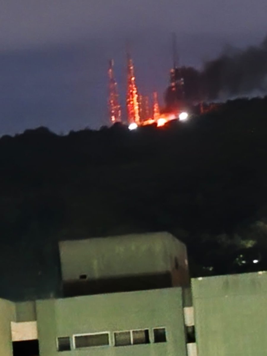 ABSOLUTEDU's tweet photo. Explosiones en #Caracas 03.01.26 
1. La Carlota
2. Antena de El Hatillo https://t.co/CXPX7FYyov