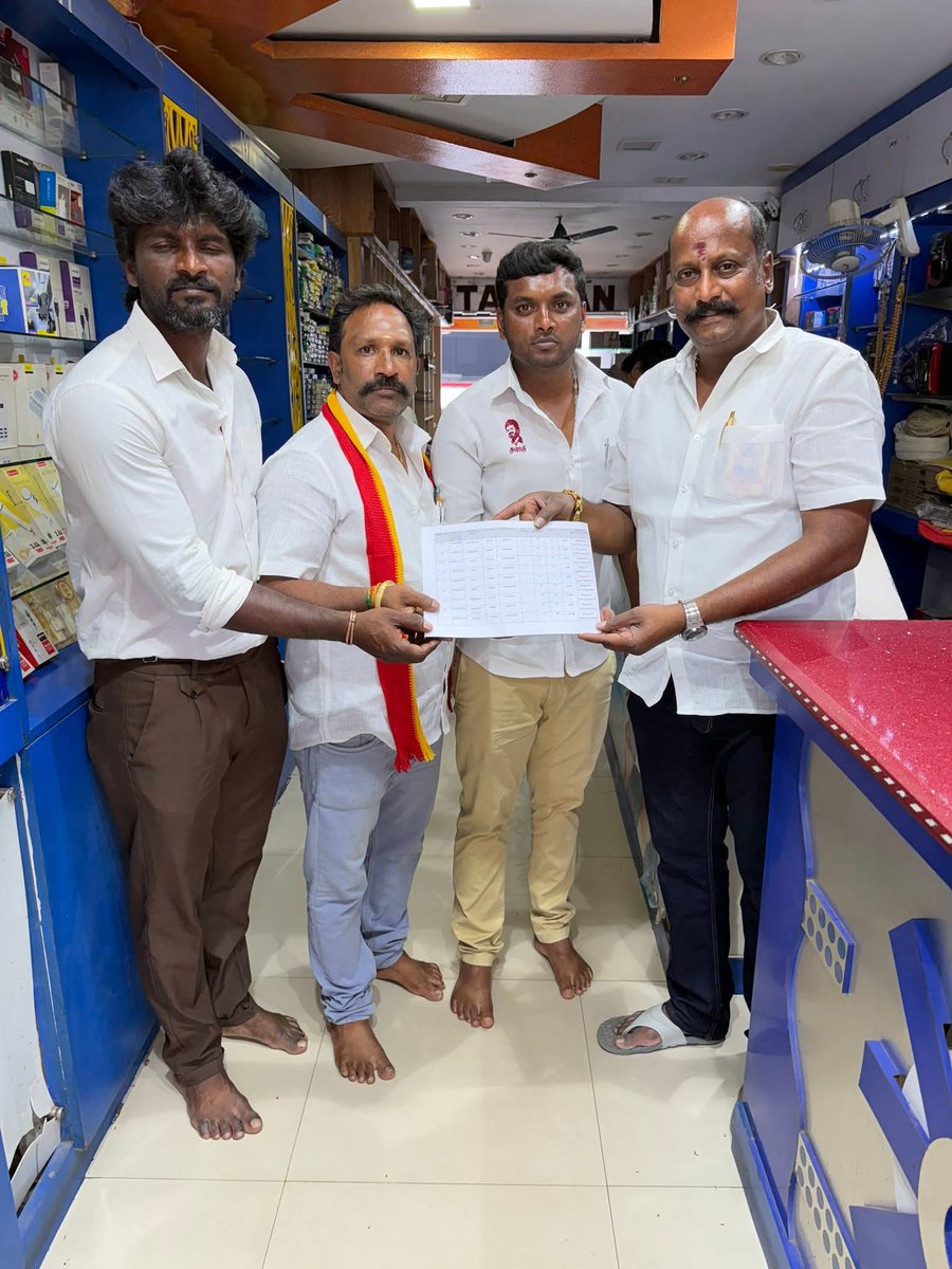slmtvk's tweet photo. ஏற்காடு சட்டமன்ற தொகுதிக்கு உட்பட்ட பலர் மாற்றுக் கட்சியில் இருந்து எங்களது குடும்ப உறுப்பினர்களாக மக்கள் விரும்பும் முதல்வர் வேட்பாளர்
தளபதி விஜய் அவர்களின் தலைமையிலான
தமிழக வெற்றிக் கழகதில்
தங்களை இணைத்துக் கொண்டனர்.

@TVKVijayHQ | @BussyAnand | @TamilanParthib1 | @tvkhq_salem https://t.co/1eWnCEjQCC