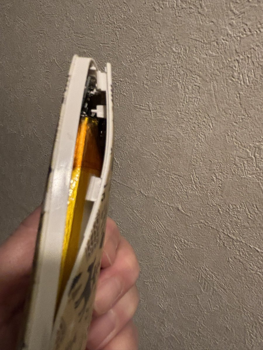 これもし可能でしたらお手持ちのものを確認すると共に注意喚起していただきたく！
ツキショのフェアリーテイルのバッテリー、いま見たらかなりふくらんでいてヤバいです。
かなり前のものではあるから、もうお持ちではない方もいるかもわかりませんが。火、噴いてなくてよかったと思う💦