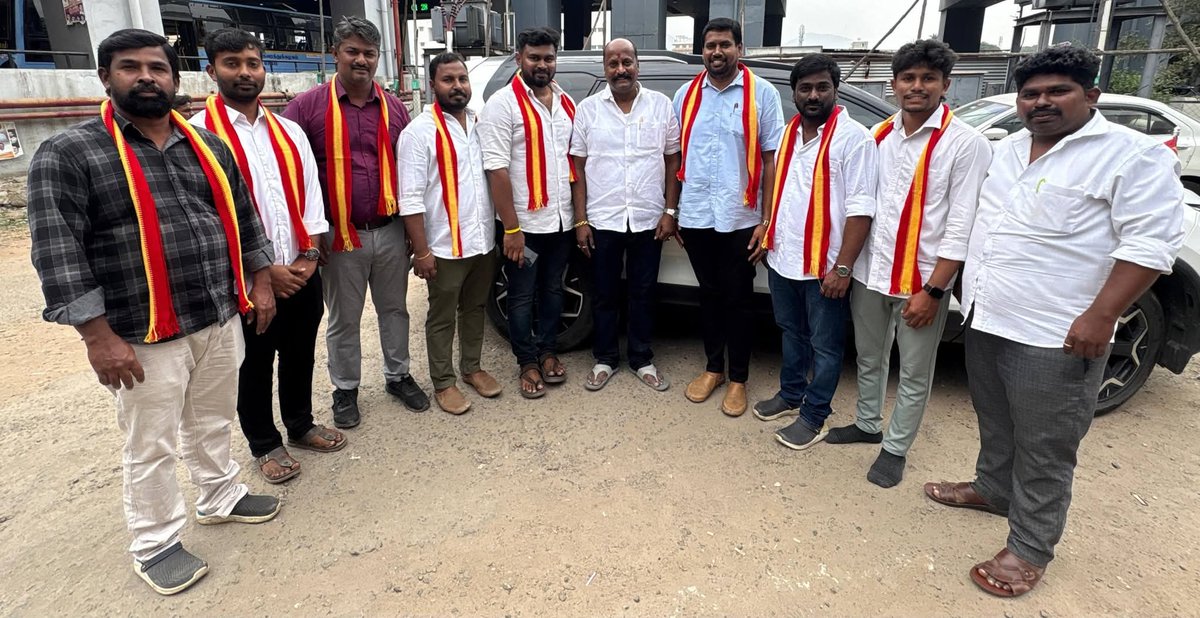 slmtvk's tweet photo. ஏற்காடு சட்டமன்ற தொகுதி, பேளூர் பேரூராட்சி திரு.V. பிரவீன் குமார், முன்னாள் நகர அமைப்பாளர்  அவர்களுடன் இணைந்து, 

ஏற்காடு சட்டமன்ற தொகுதி, பேளூர் பேரூராட்சி திரு.A.சௌந்தர்ராஜன் அவர்களும்,

சேலம் வடக்கு சட்டமன்ற தொகுதி, 6வது வார்டு,  திரு.M.இன்தியாஸ் அவர்களும் https://t.co/2sDlApKaNP