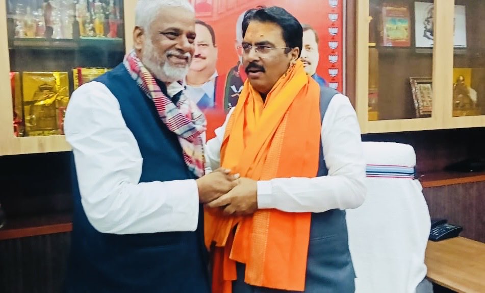 Satishkumar2601's tweet photo. आज प्रदेश अध्यक्ष माननीय श्री @sanjay_saraogi जी को नव वर्ष की मंगल कामना देते हूए ।

#sanjaysaraogi #satishkumar #satishray #raghopur #bjp https://t.co/Tm4OxqcVBr
