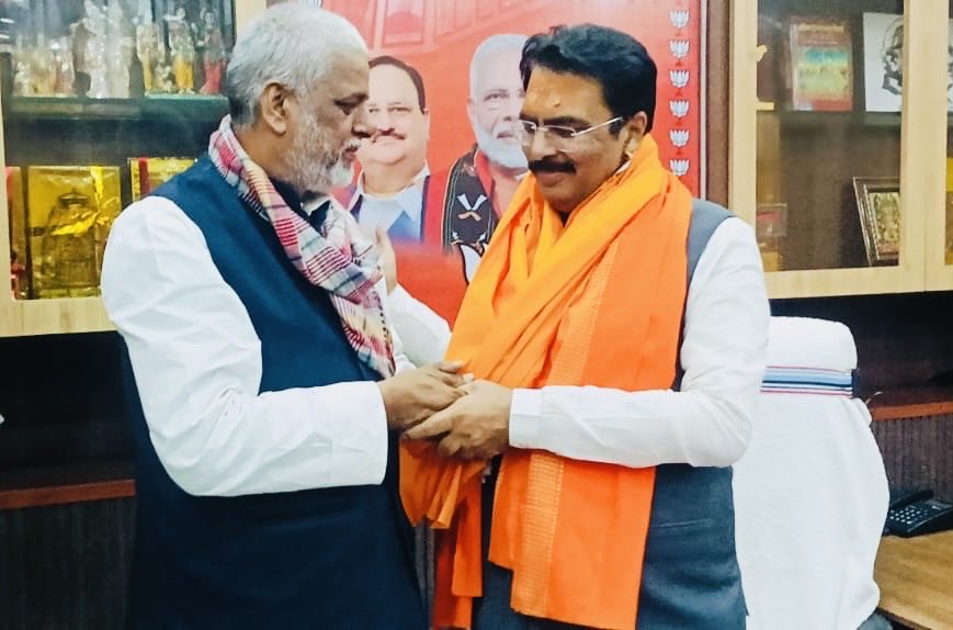 Satishkumar2601's tweet photo. आज प्रदेश अध्यक्ष माननीय श्री @sanjay_saraogi जी को नव वर्ष की मंगल कामना देते हूए ।

#sanjaysaraogi #satishkumar #satishray #raghopur #bjp https://t.co/Tm4OxqcVBr