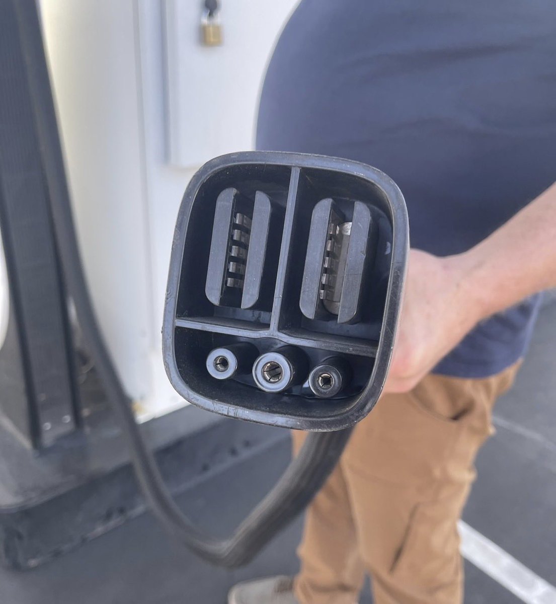 The Tesla Newswire tweet media