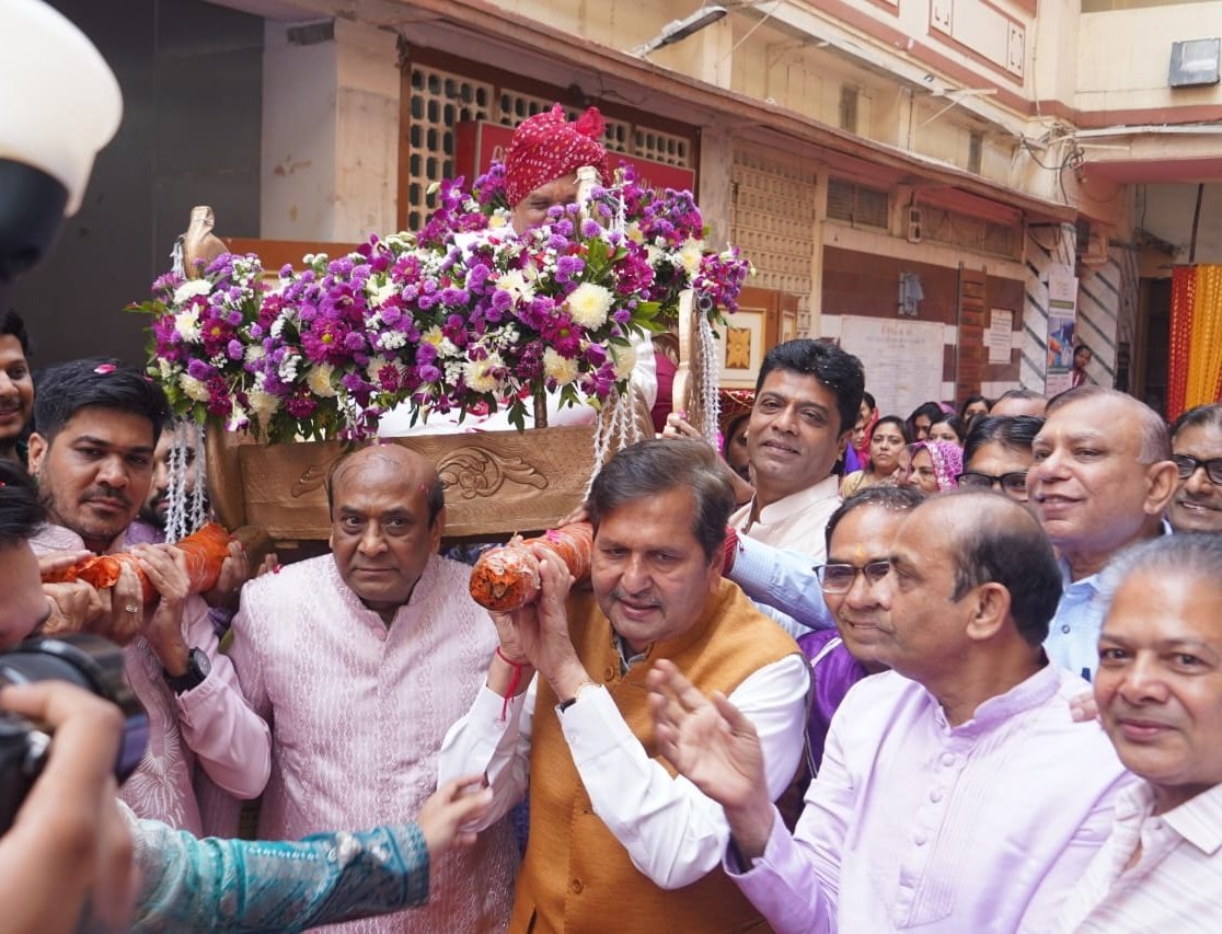 MPLodha's tweet image. श्री अरखचंद जी भंसाली के पावन दीक्षा महोत्सव में उपस्थित होने का सौभाग्य प्राप्त हुआ। यह आध्यात्मिक क्षण अविस्मरणीय रहा। भक्ति और ऊर्जा से परिपूर्ण वातावरण की अनुभूती हुई।
इस अवसर पर श्री पुखराज भंसाली, 
श्री पवनराज संघवी, बाबुलाल भंसाली और अन्य मान्यवर उपस्थित थे।…