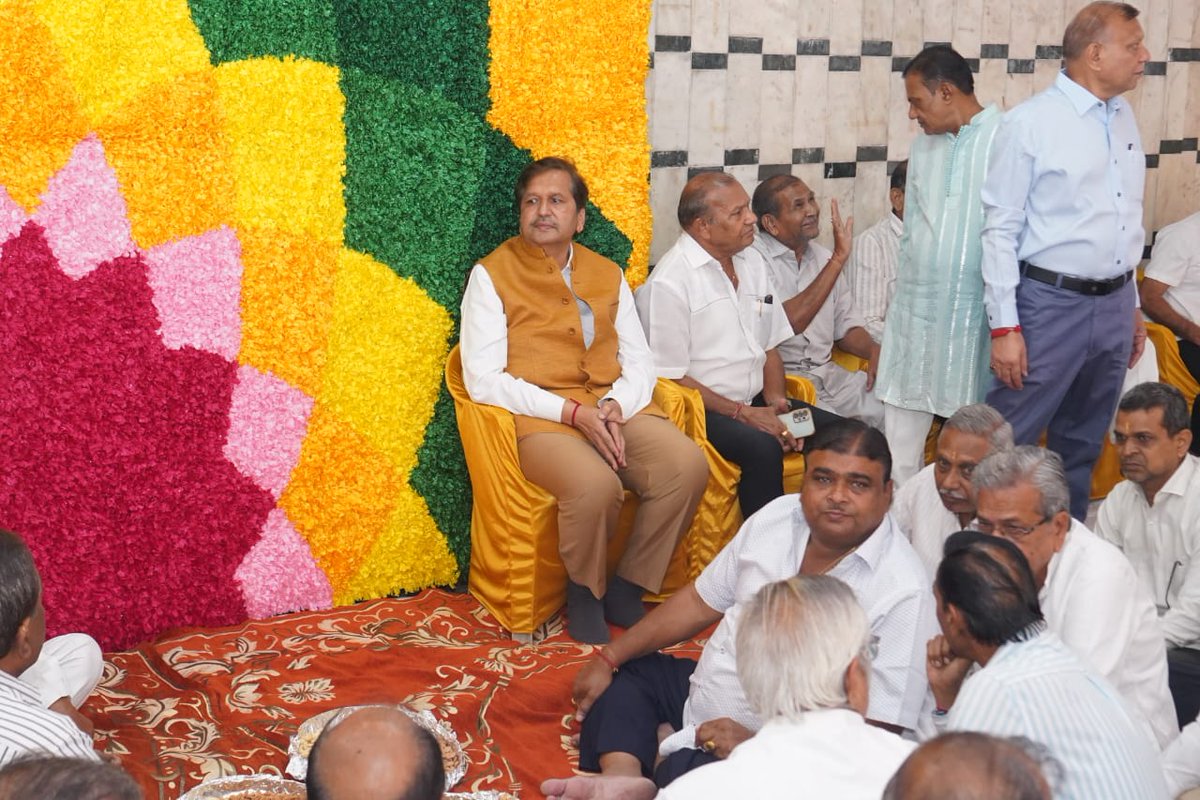 MPLodha's tweet image. श्री अरखचंद जी भंसाली के पावन दीक्षा महोत्सव में उपस्थित होने का सौभाग्य प्राप्त हुआ। यह आध्यात्मिक क्षण अविस्मरणीय रहा। भक्ति और ऊर्जा से परिपूर्ण वातावरण की अनुभूती हुई।
इस अवसर पर श्री पुखराज भंसाली, 
श्री पवनराज संघवी, बाबुलाल भंसाली और अन्य मान्यवर उपस्थित थे।…