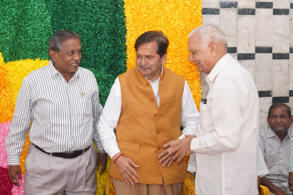 MPLodha's tweet image. श्री अरखचंद जी भंसाली के पावन दीक्षा महोत्सव में उपस्थित होने का सौभाग्य प्राप्त हुआ। यह आध्यात्मिक क्षण अविस्मरणीय रहा। भक्ति और ऊर्जा से परिपूर्ण वातावरण की अनुभूती हुई।
इस अवसर पर श्री पुखराज भंसाली, 
श्री पवनराज संघवी, बाबुलाल भंसाली और अन्य मान्यवर उपस्थित थे।…