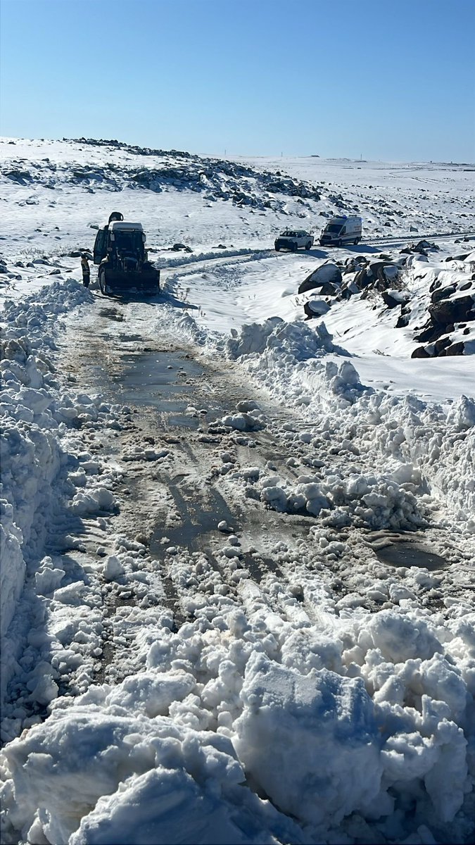 sanliurfabld's tweet photo. Karın İçinde Umuda Açılan Yol ❄️

Şanlıurfa Büyükşehir Belediyesi, Kırsal Hizmetler Daire Başkanlığımız öncülüğünde zorlu kış şartlarına rağmen ekiplerimiz yine bir hayat için seferber oldu.

Siverek–Çermik istikameti güzergâhında, Siverek ilçemize bağlı Dağbaşı ve Koçyiğit Mahallesi mevkiinde; karla kaplı yollar nedeniyle mahsur kalan bir ailemizden gelen yardım çağrısı üzerine ekiplerimiz vakit kaybetmeden harekete geçti.

Havale geçirmek üzere olan bir çocuğumuz için kapalı yollar açıldı, zamanla yarışıldı ve minik yavrumuzun hastaneye güvenli şekilde ulaştırılmasına vesile olundu. Yine aynı şekilde gıda zehirlenmesi yaşayan bir teyzemiz için ekiplerimiz sahadaydı. 

Bizim için yol açmak yalnızca karı temizlemek değil; bir umuda yol olmak, bir hayata yetişmektir.

Şanlıurfa Büyükşehir Belediyesi olarak, en zor anlarda hemşehrilerimizin yanında olmaya her zaman devam edeceğiz.