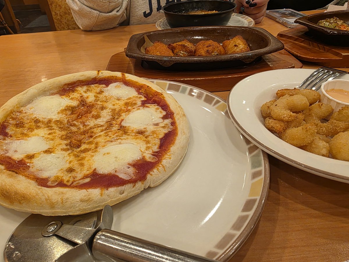 toshi_ametea's tweet photo. 東京ついた~！！
遅めのお昼🍕 https://t.co/K0G6hbFC7F
