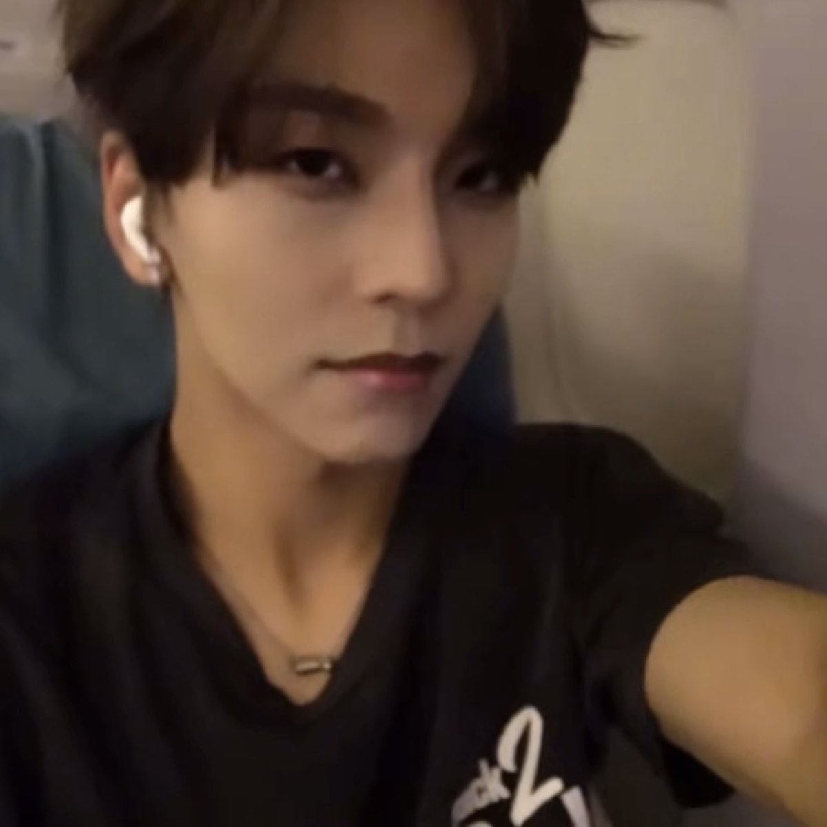 equalxin's tweet image. 얼굴 보느라 몰랐는데 반팔이었어 🤯🤯🤯