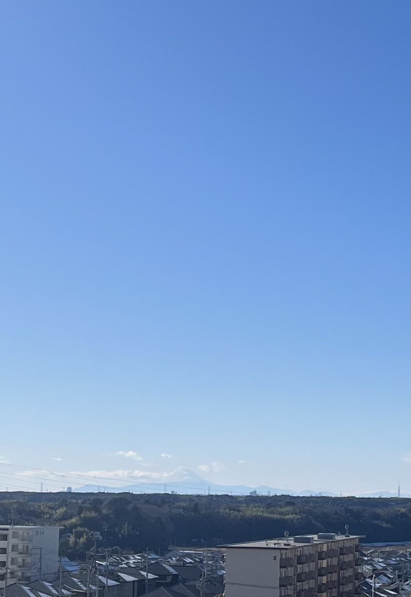 麻賀多神社⛩️にお参りして、日光が焚き火🔥の煙で放射状に差し込んできて、神々しい感じがしました。
そよらの屋上からは富士山🗻が見えました。
