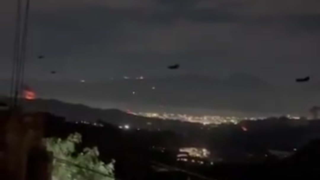 SillyGirlPsyops's tweet image. It's begun... and those are 160th SOAR Little Birds, Chinooks, and Blackhawks in the sky. This isn't just air strikes. They're landing SOCOM/JSOC units.