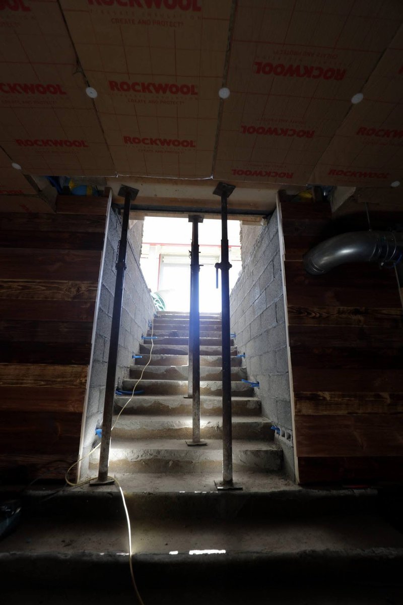 KimJongUnique's tweet image. Jacques et Jessica Moretti, les propriétaires du Constellation à Crans-Montana, ont vite effacé de leurs réseaux sociaux les photos de la rénovation ahurissante de leur bar avec des matériaux bas de gamme et inflammables.

Ils n'ont pas été assez rapides. La justice suisse pourra…