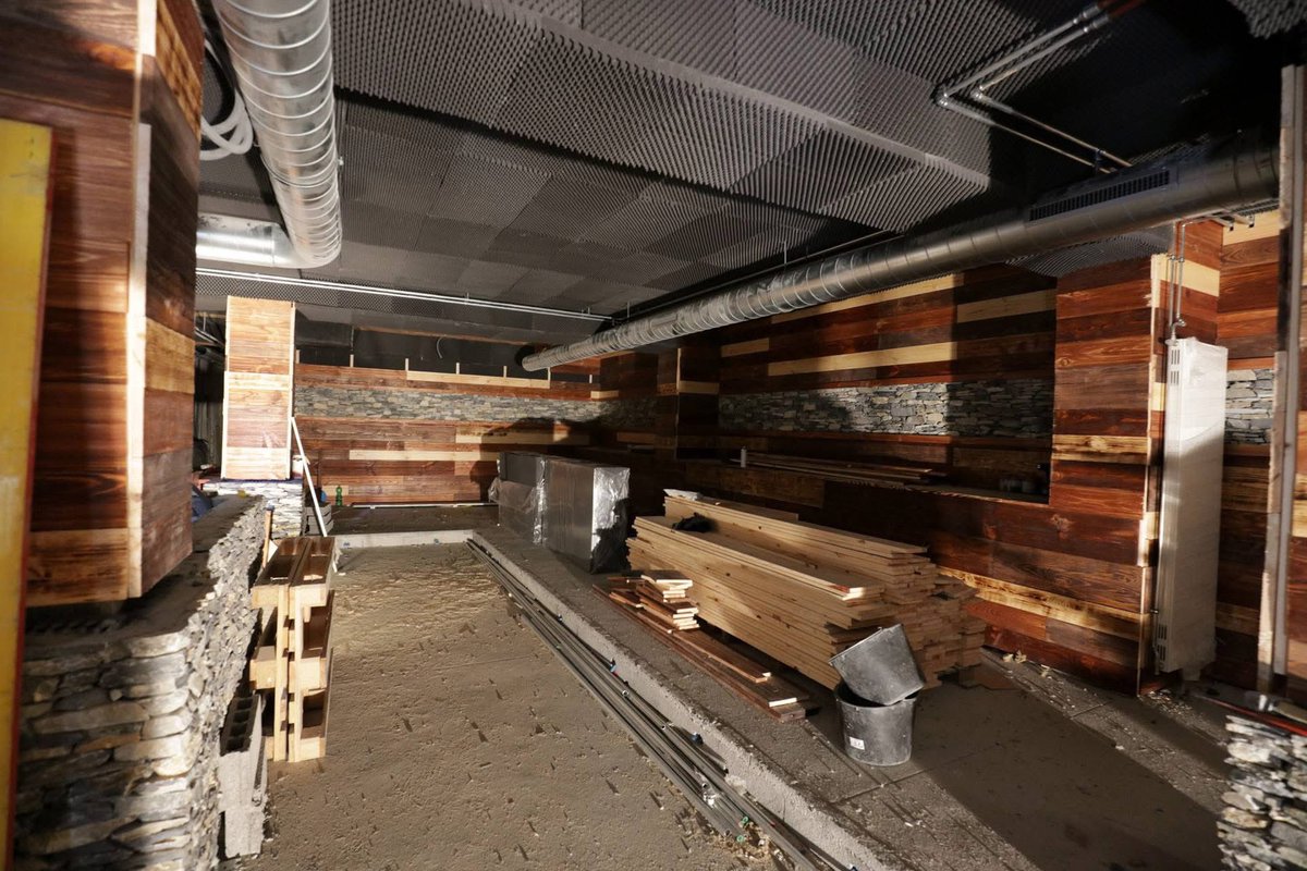 KimJongUnique's tweet image. Jacques et Jessica Moretti, les propriétaires du Constellation à Crans-Montana, ont vite effacé de leurs réseaux sociaux les photos de la rénovation ahurissante de leur bar avec des matériaux bas de gamme et inflammables.

Ils n'ont pas été assez rapides. La justice suisse pourra…