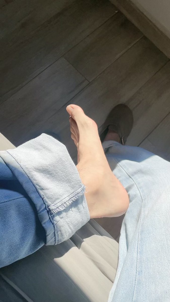 ticklemesoft19's tweet photo. Snif Snif 
#feetfetısh  #feetِ  #boy https://t.co/RLJzVHxUu1