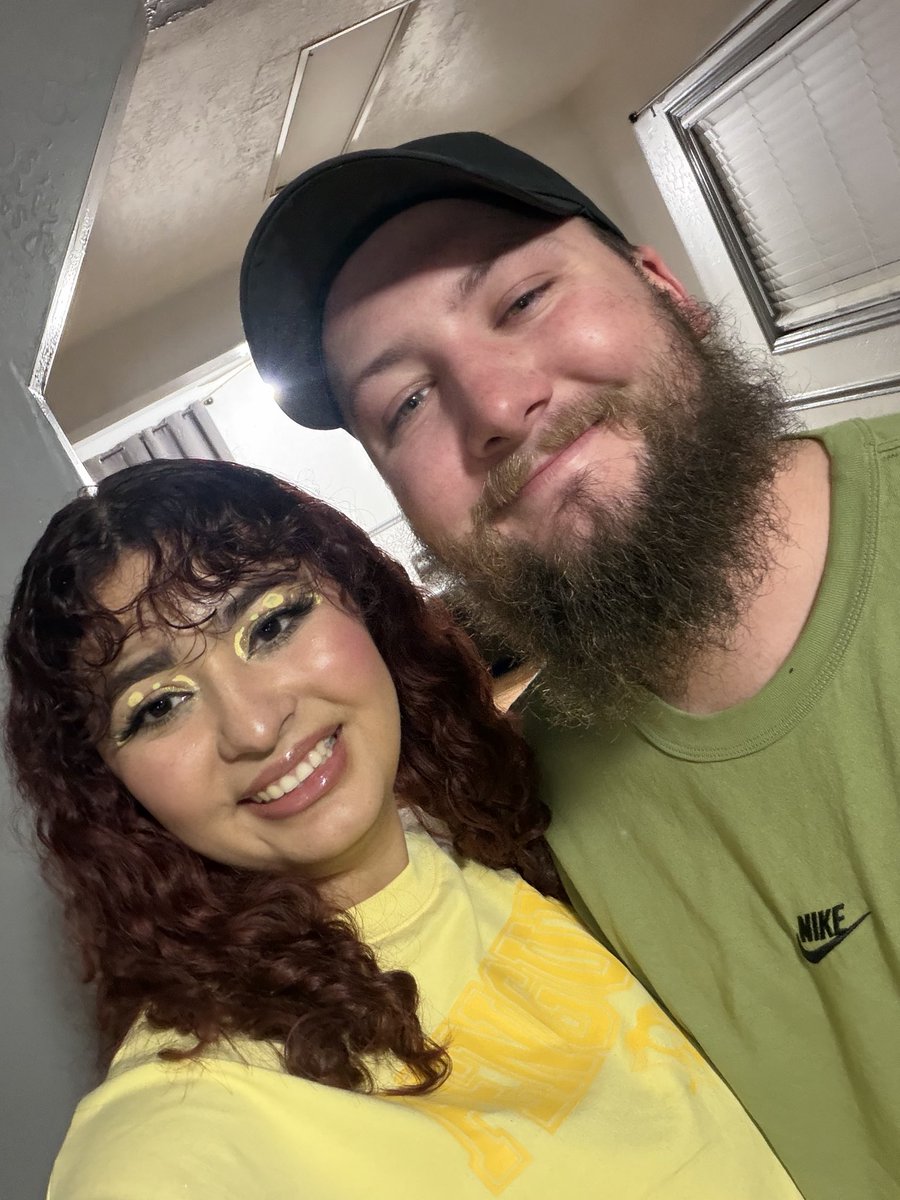 carmona_jasmin's tweet image. Guys I love my husband 🫶🏽🥰

(Peep the penguins sweater he got me😭🫶🏽)