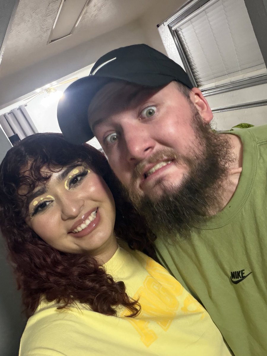 carmona_jasmin's tweet image. Guys I love my husband 🫶🏽🥰

(Peep the penguins sweater he got me😭🫶🏽)