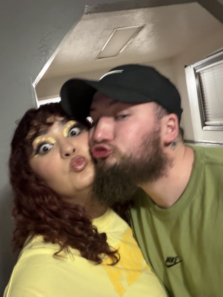 carmona_jasmin's tweet image. Guys I love my husband 🫶🏽🥰

(Peep the penguins sweater he got me😭🫶🏽)