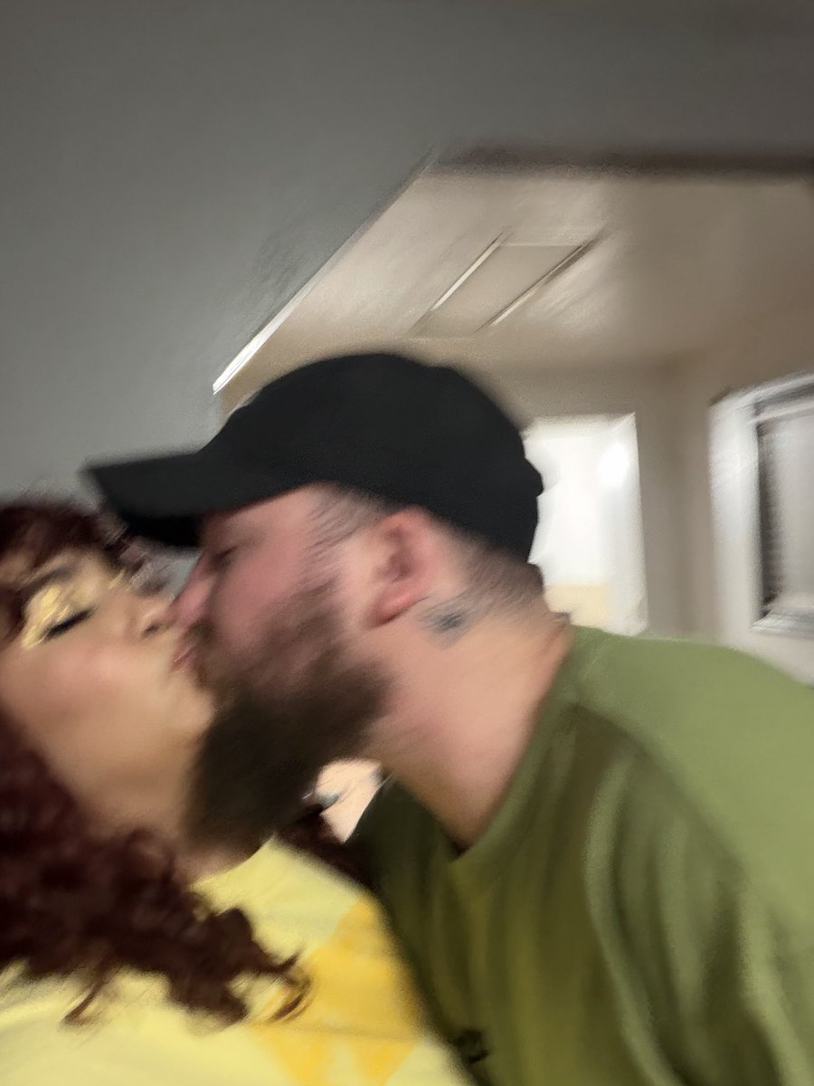 carmona_jasmin's tweet image. Guys I love my husband 🫶🏽🥰

(Peep the penguins sweater he got me😭🫶🏽)