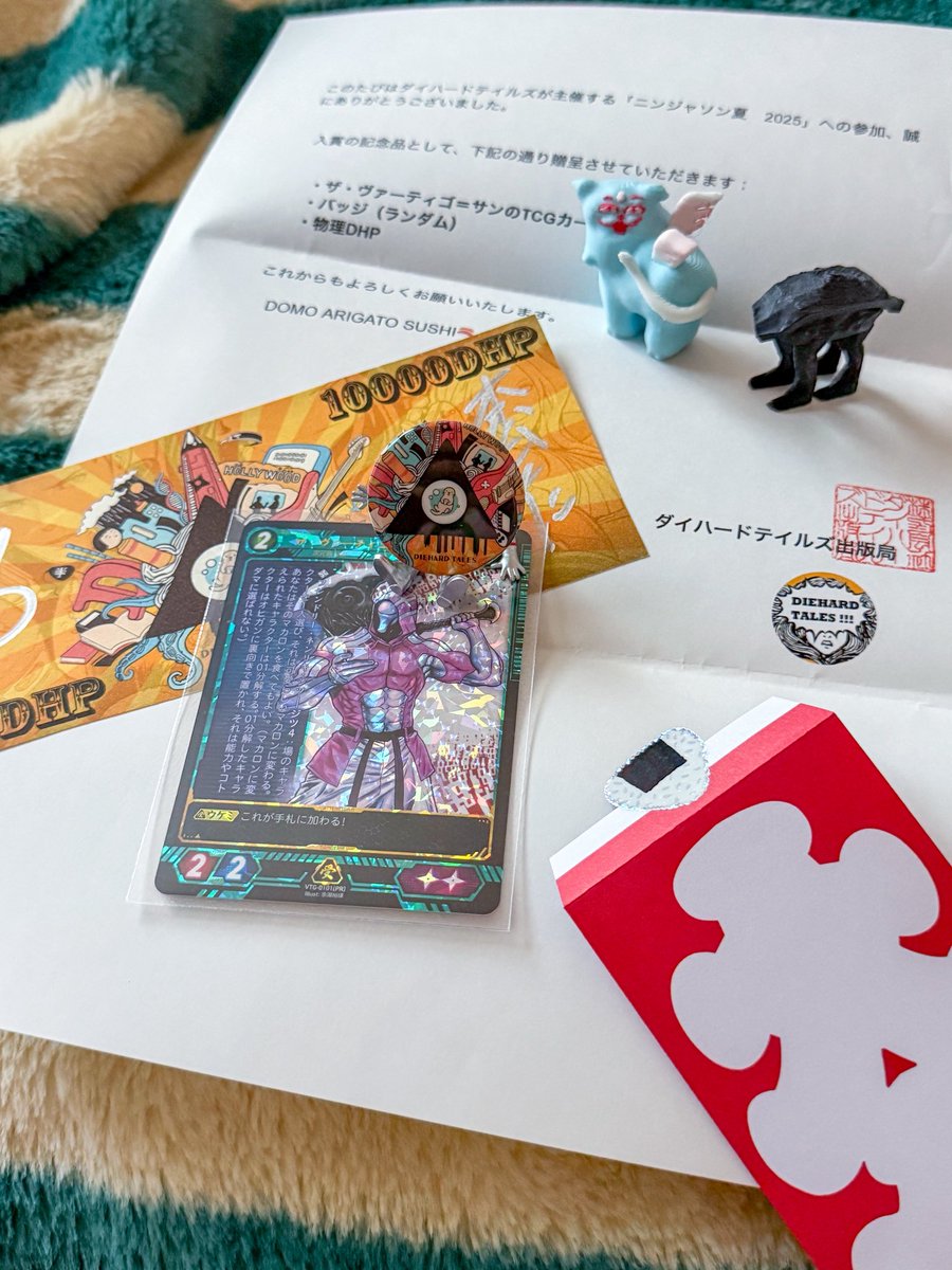 Oo_t's tweet photo. ニンジャソン夏の景品届きました！！！！
ありがとうございます！
サイン付き物理DHに
ザ・ヴァーティゴ=サンのキラキラカードだ！！！カッコいい！

それにしても、ダイハードテイルズ出版局の格調高いハンコのパワーよ　#ニンジャスレイヤー  #DHTLS https://t.co/91oBicYj3z