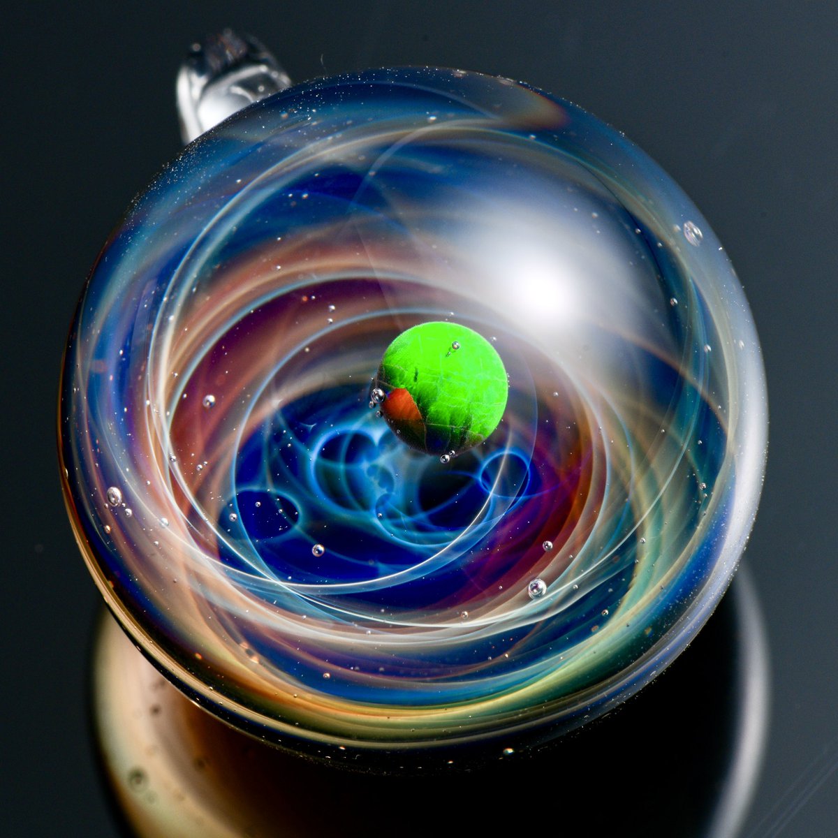 はじめましてこちら代表作になります ガラスで作った宇宙です 同じ作品