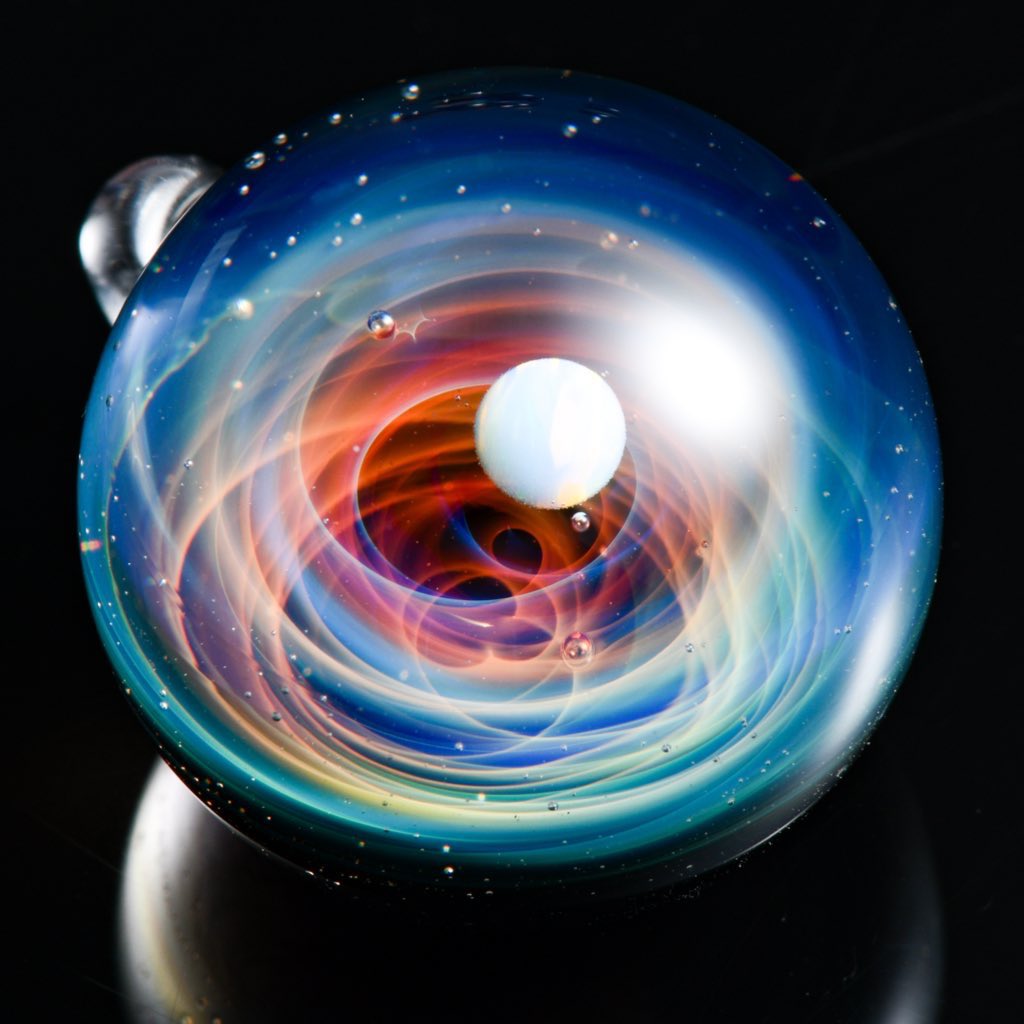 はじめましてこちら代表作になります ガラスで作った宇宙です 同じ作品