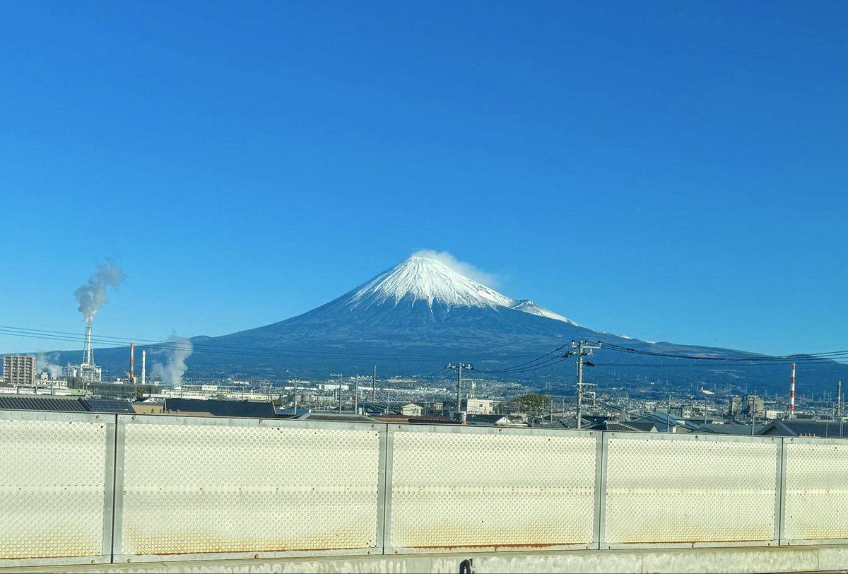 新幹線から綺麗な富士山見えた！ 今年もよろしくお願いします！！