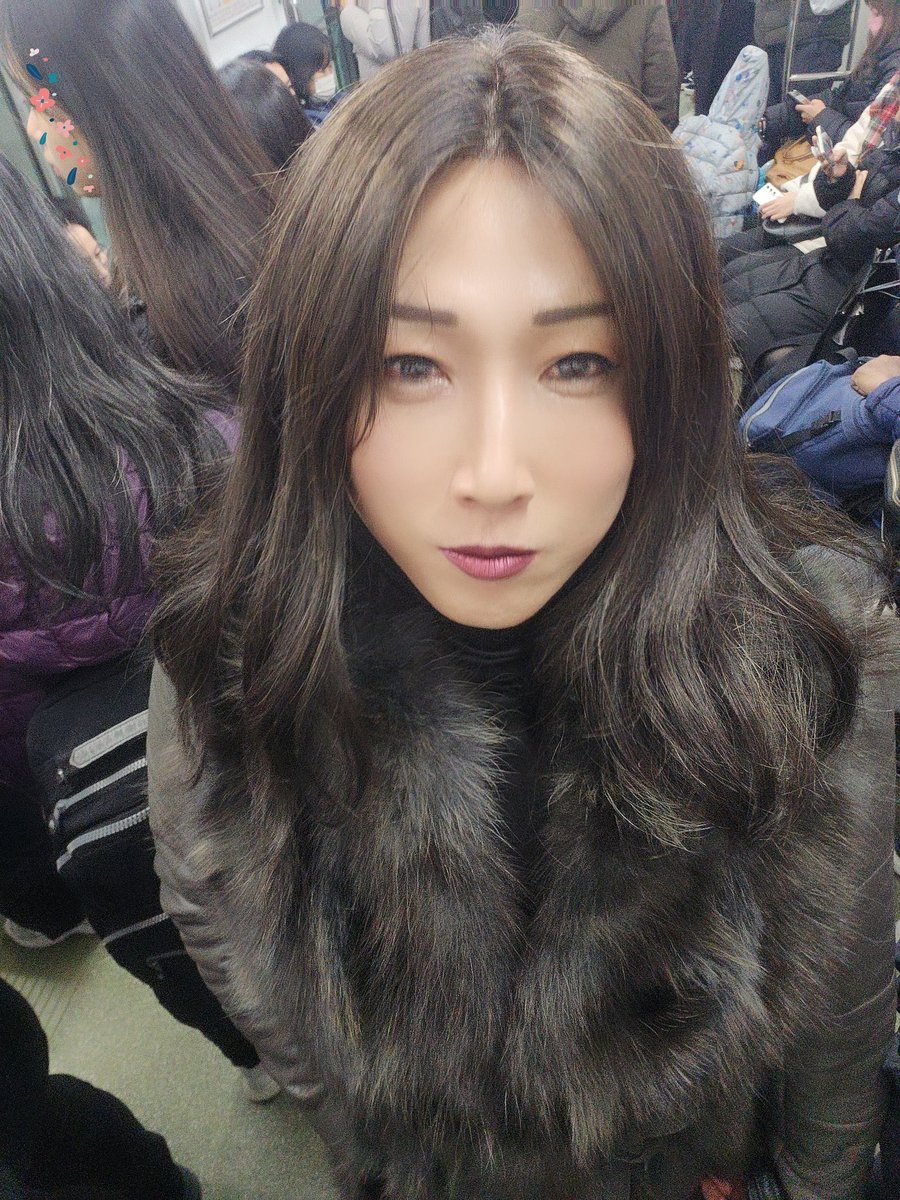 사람많은 곳에 껴 있음 여장한 티가 덜 나는거 같다
사람없는 으슥한 곳에 있음 더 티가 날거 같은게 내생각임 😁