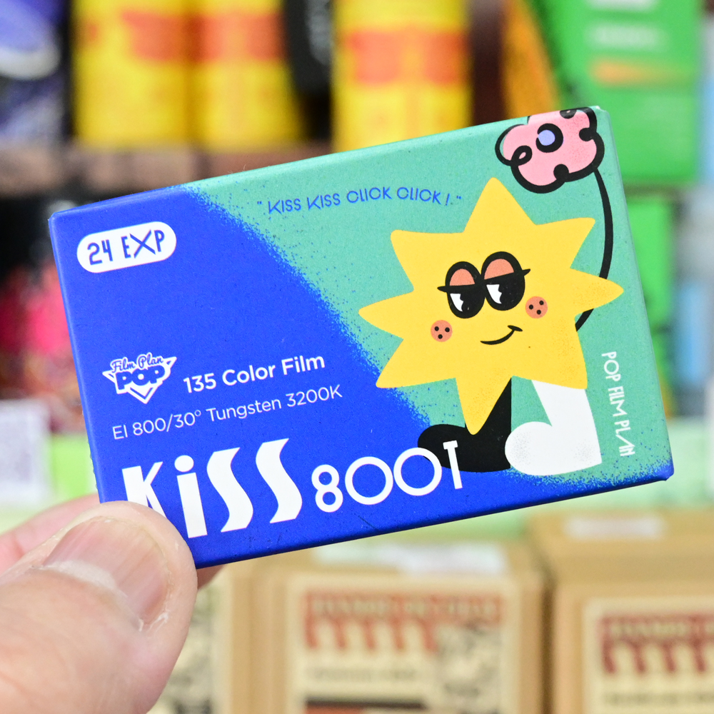 champcamera's tweet photo. Kiss 800T by 青葉台店

ヨーロッパ製の映画用フィルムをベースに作られたISO800のタングステンカラーネガフィルム「Kiss 800T」。
タングステンらしい赤系に敏感な発色と寒色系の発色が美しく印象的な1本です。

#フィルム現像 #青葉台 #田園都市線 #Kiss800T #SNAPPP
https://t.co/a6pYGZgZaN https://t.co/1drTaUDrEK
