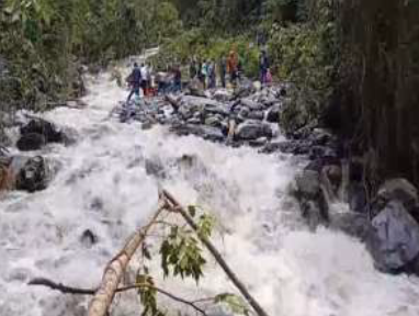 COENPeru's tweet photo. Cusco | Autoridad local coordina la atención de la emergencia y realiza la evaluación de daños, tras #LluviasIntensas registradas el 2/1 en el centro poblado de Colca, distrito #Yanatile, provincia Calca. Evento dañó vía departamental (vía CU-105). Tránsito interrumpido. Se monitorea la emergencia.