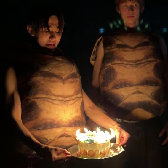 hyeonieverse's tweet image. IT'S ALWAYS SEONGHYEON HOLDING THE CAKE HHH IMCTFU SAVE HIM FROM THE DAMN FIRE LMAO 😭😭😭 

#성현 #코르티스